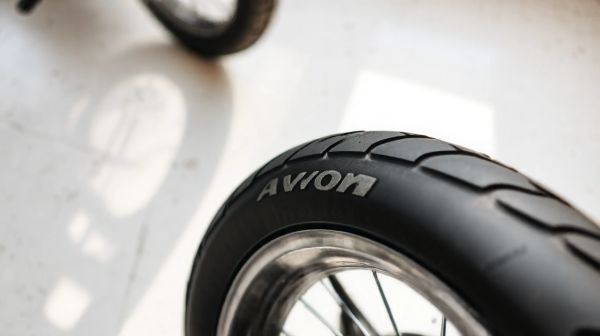Les meilleurs pneus moto Avon pour optimiser votre conduite